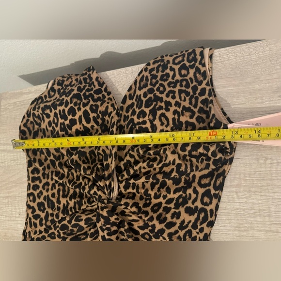 Victorias Secret Leopard One Piece Swimsuit V Neck Sexy Beach Size Medium NWT - Picture 8 of 9